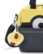 حقيبة غداء كبيرة من Kipling Miyo Minion Jeans Bl مع جراب عربة C2I5533-MI8