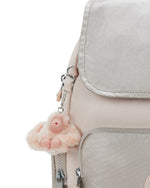 حقيبة ظهر كيبلينج سيتي زيب إس صغيرة وردية لامعة زرقاء I5634-3EL