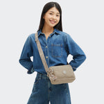 حقيبة كتف متوسطة الحجم Kipling Abanu M Zip Glorious Be Sil I5986-42N