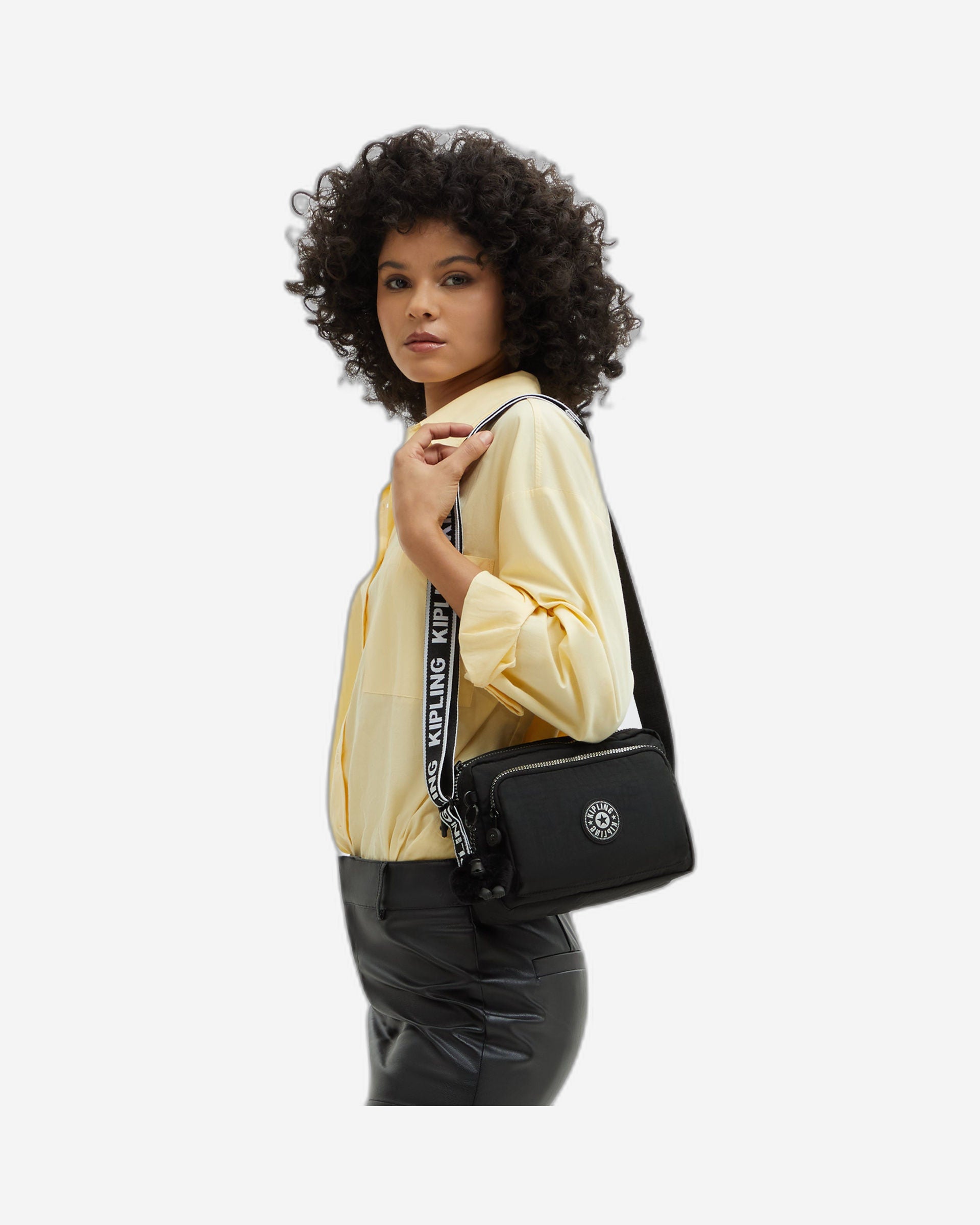 حقيبة كتف متوسطة الحجم فضية اللون من كيبلينج أبانو بسحاب I5986-9SB