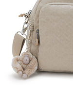 حقيبة كتف متوسطة الحجم من Kipling Cool Defea Signature باللون البيج المنقوش I6017-96A