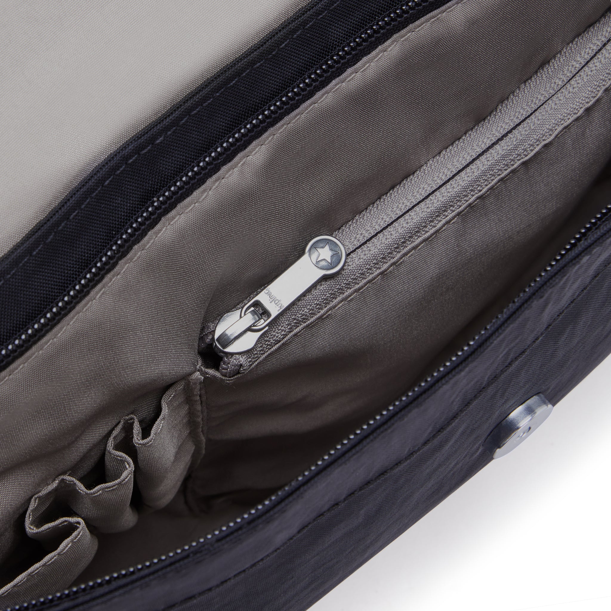 حقيبة عمل صغيرة سوبروركر إس سوداء من كيبلينج C2I6134-P39