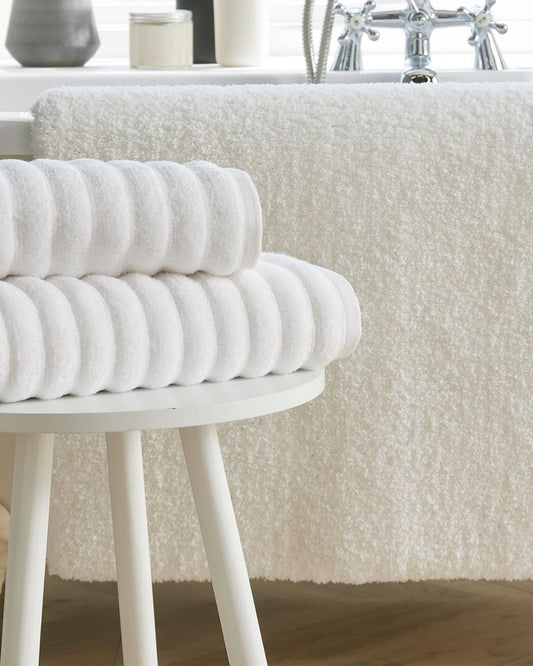 مجموعة مناشف الحمام والسجاد من كريستي "كينسينجتون" بيل باك باللون الأبيض