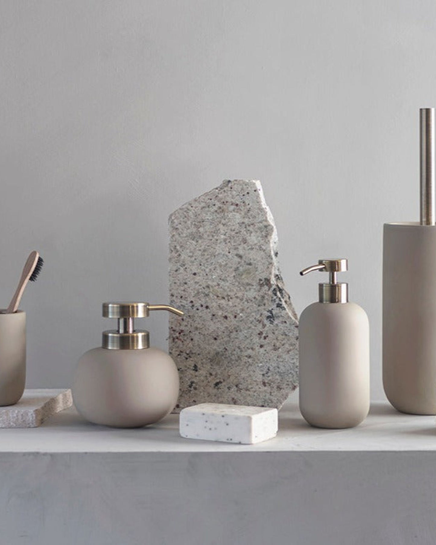 إكسسوارات حمام "لوتس" من ميت ديتمر باللون الرملي (البيج)