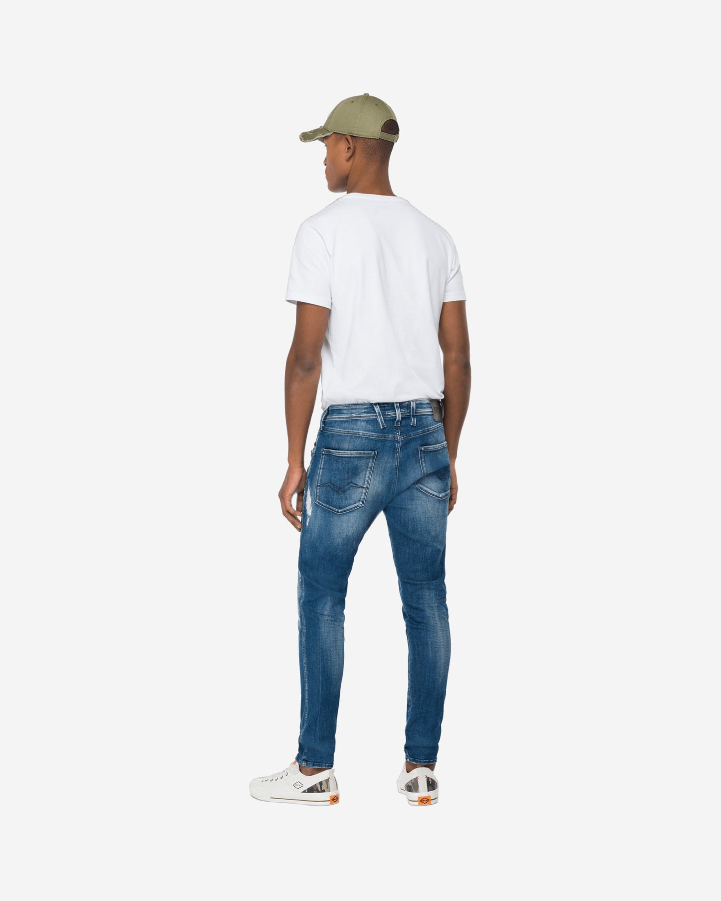 بنطال جينز بروني بقصّة Slim Fit