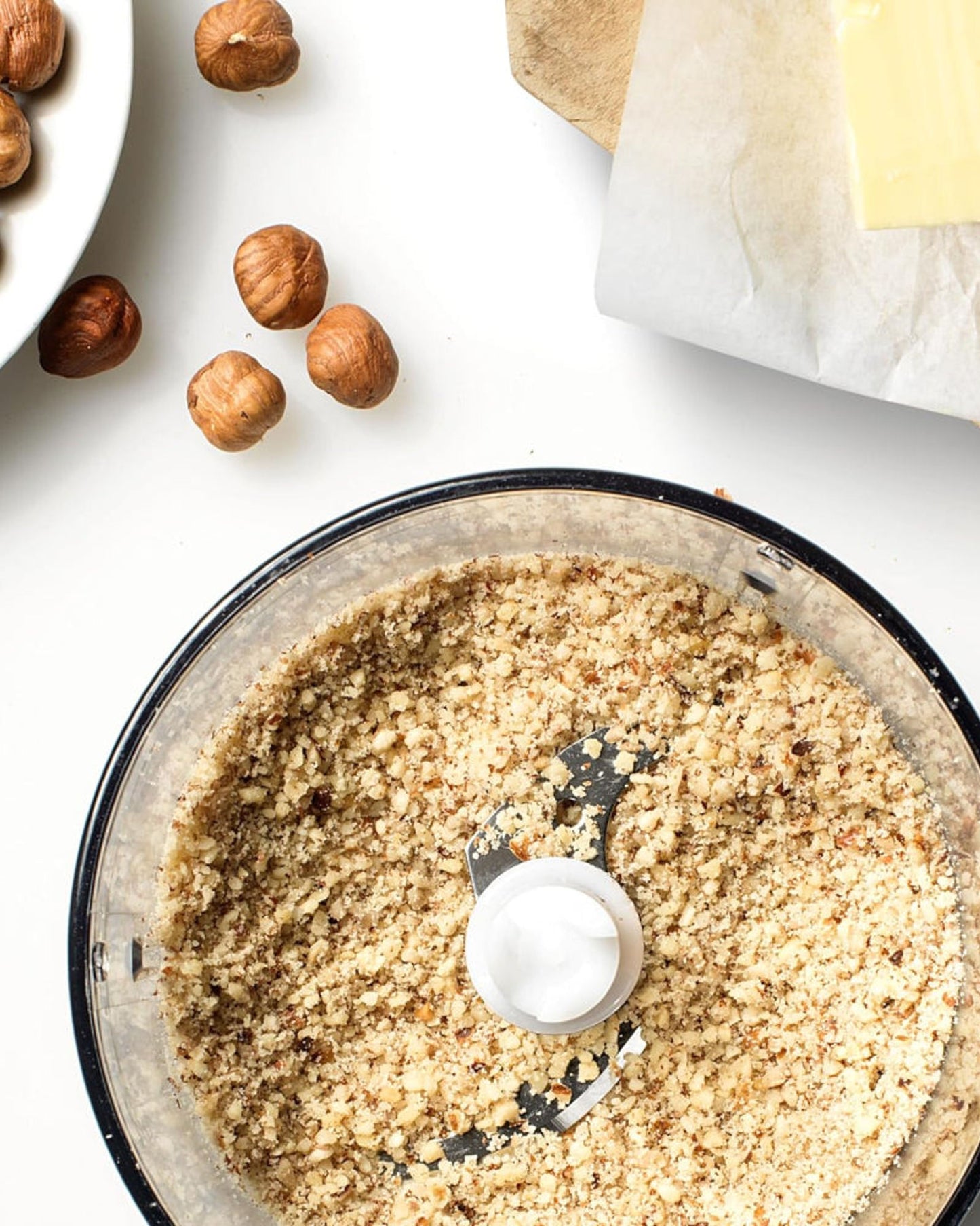 خلاط يدوي بوش بقوة 800 واط، مزود بـ 12 سرعة، شفرة كواترو توربو، ومفرمة وخفاقة - MS6CA4150G أبيض