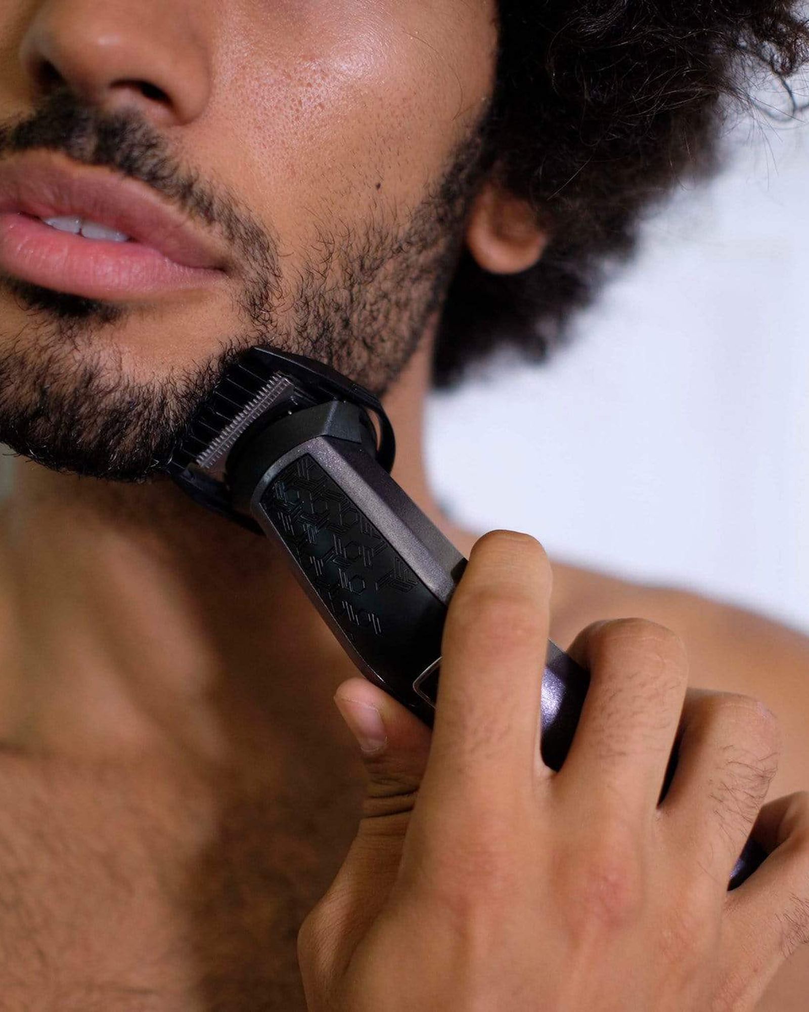 ماكينة تشذيب وقص الشعر من BaByliss مصنوعة من التيتانيوم الأسود والكربون