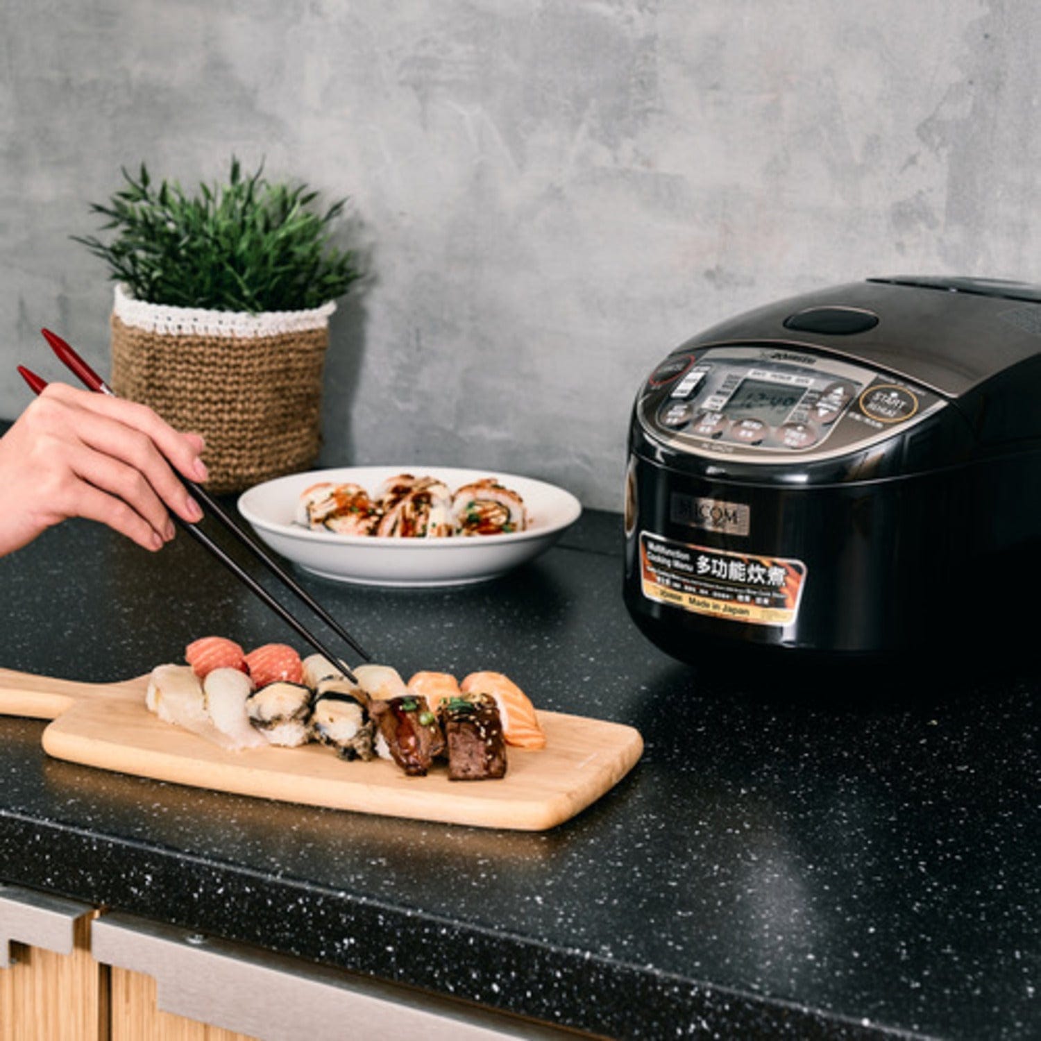 جهاز طهي الأرز الإلكتروني من زوجيروشي، سعة 1.8 لتر - أسود معدني 