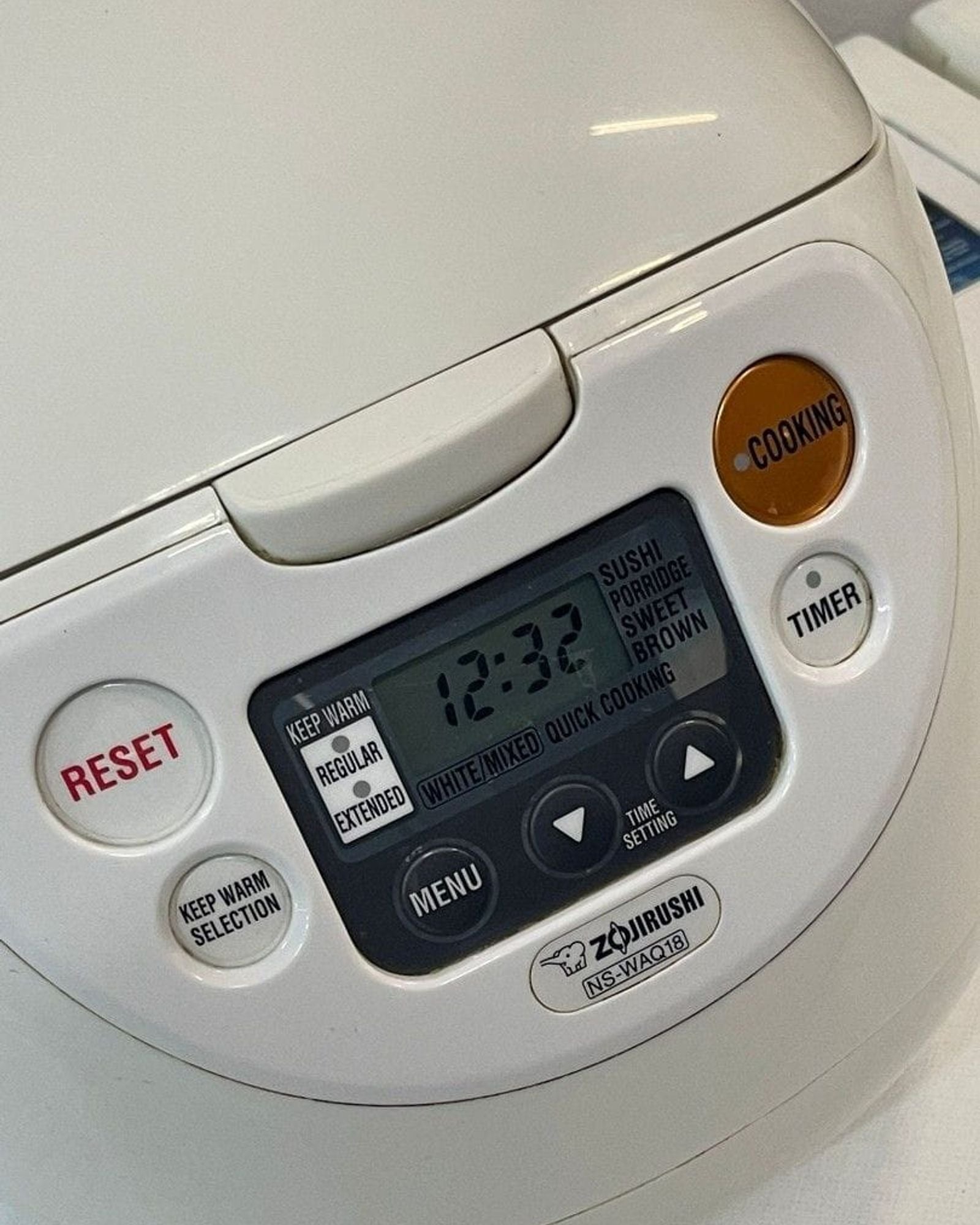 طباخ أرز إلكتروني مع سخان سعة 1.8 لتر، أبيض بارد