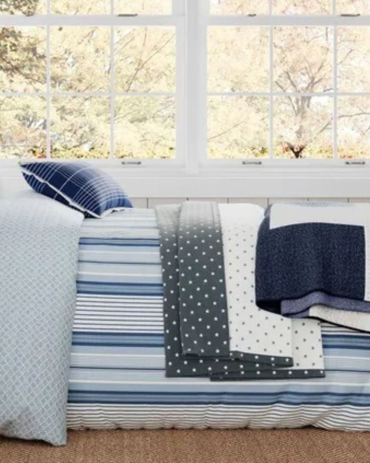 طقم غطاء لحاف "LI Nautical Stripe" من Helena Springfield باللون الأزرق الداكن