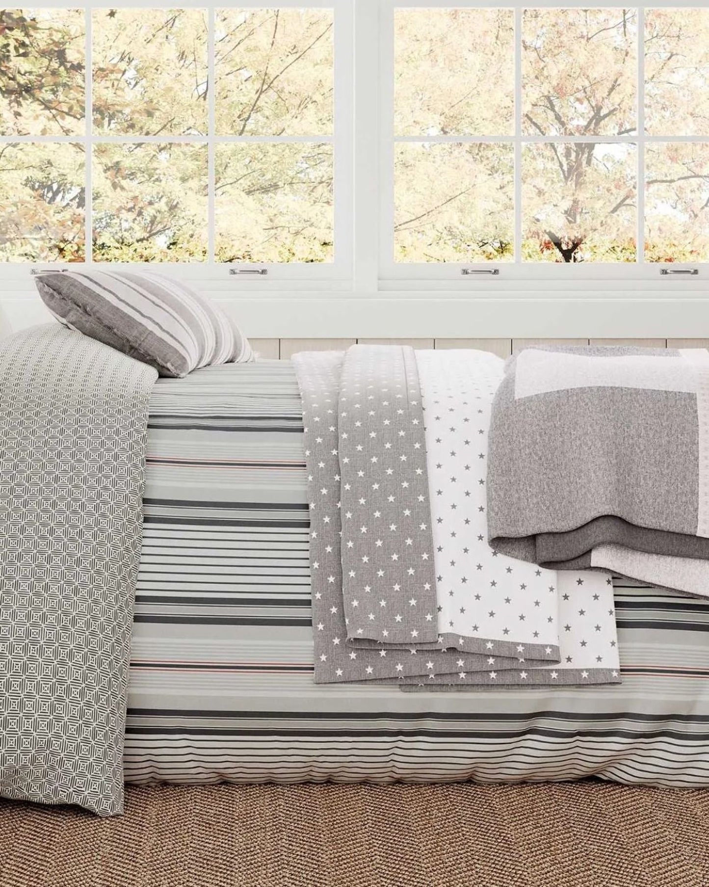 طقم غطاء لحاف "LI Nautical Stripe" من Helena Springfield باللون الرمادي الدافئ