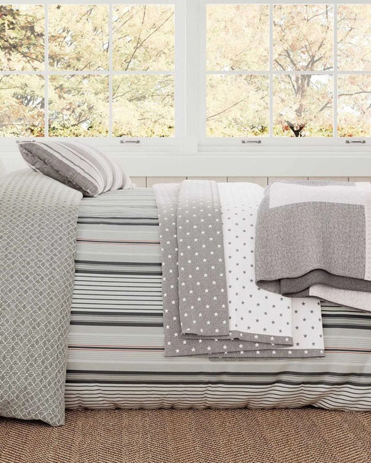 طقم غطاء لحاف "LI Nautical Stripe" من Helena Springfield باللون الرمادي الدافئ