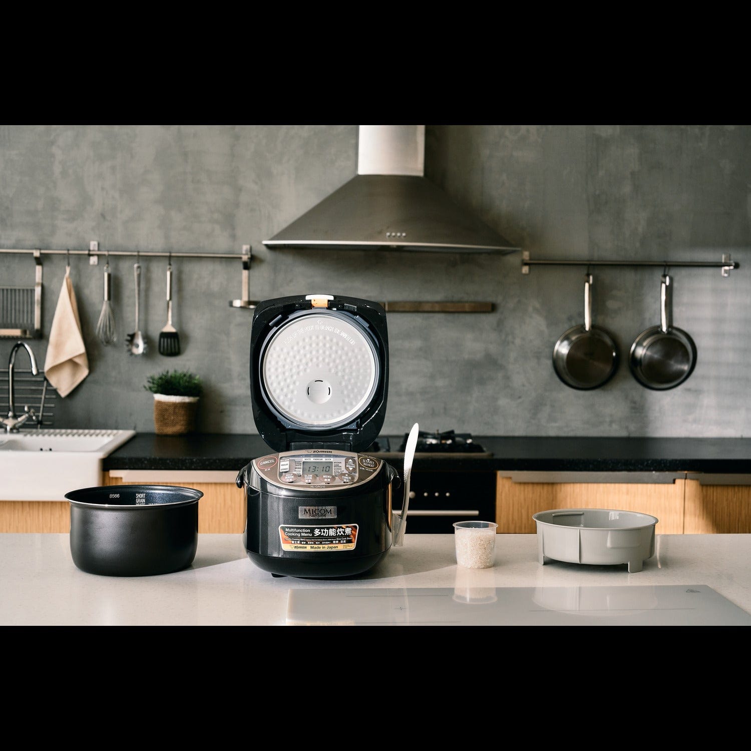 جهاز طهي الأرز الإلكتروني من زوجيروشي، سعة 1.8 لتر - أسود معدني 