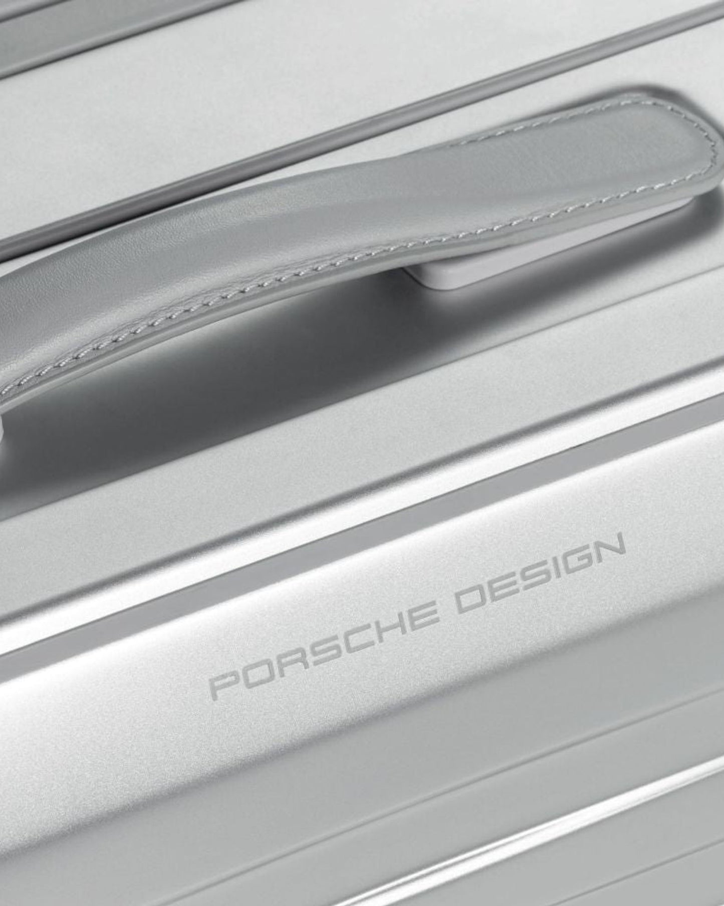 حقيبة أمتعة فاخرة من الألومنيوم بعجلتين من تصميم بورشه رودستر 4