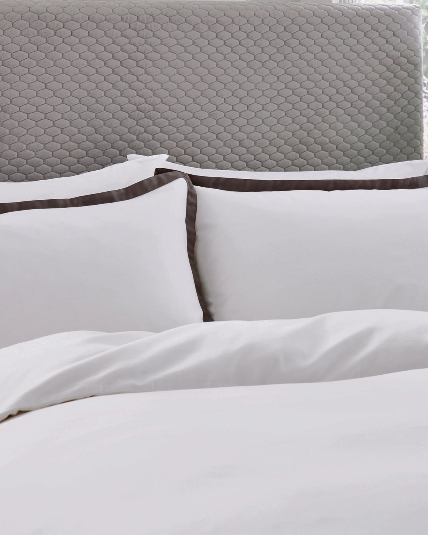 طقم غطاء لحاف "أولينا" من Bedeck of Belfast باللونين الرمادي والأبيض 