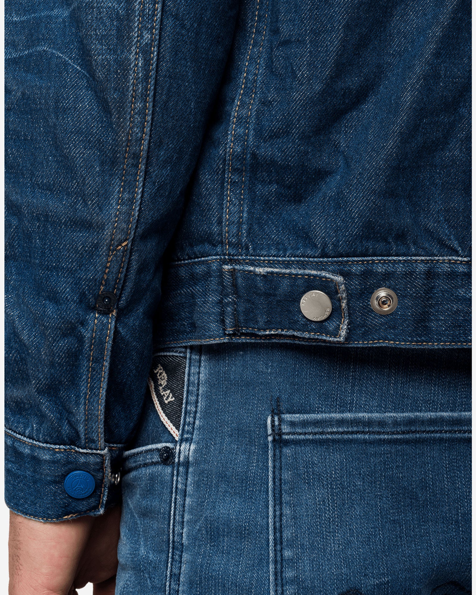 إعادة تشغيل سترة PSG الزرقاء الزاهية