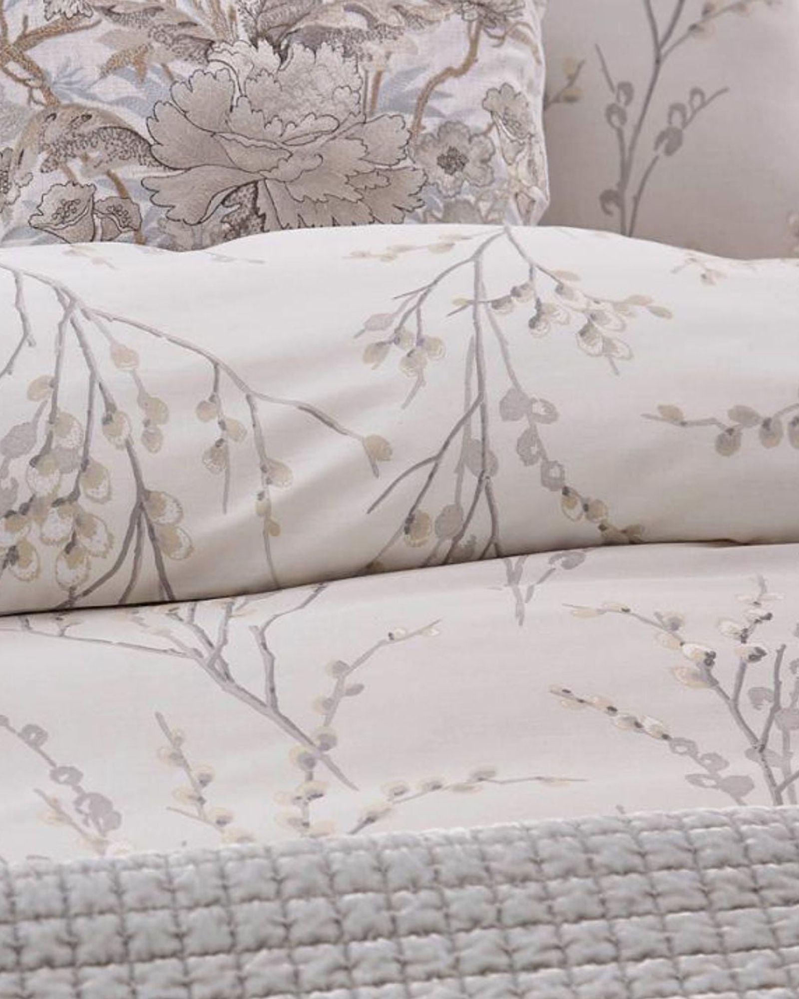 طقم غطاء لحاف "Pussy Willow" من لورا آشلي باللون الرمادي الفاتح