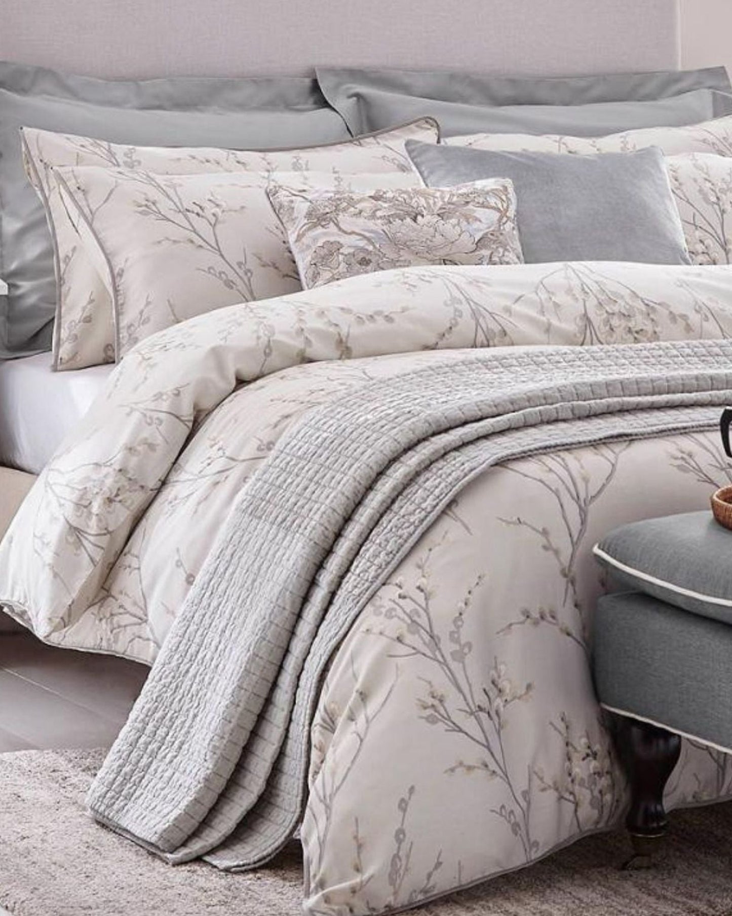 طقم غطاء لحاف "Pussy Willow" من لورا آشلي باللون الرمادي الفاتح