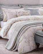 طقم غطاء لحاف "Pussy Willow" من لورا آشلي باللون الرمادي الفاتح