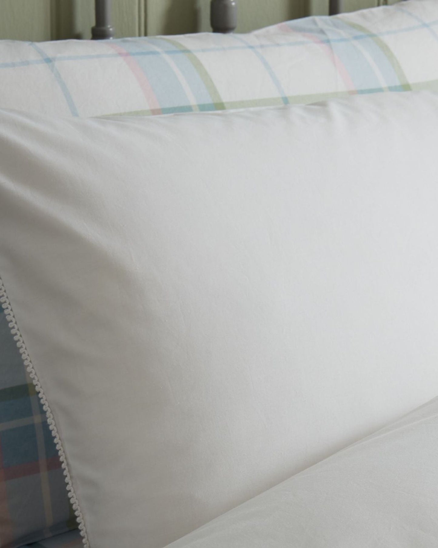 طقم غطاء لحاف "ريان" من لورا آشلي باللون الأبيض