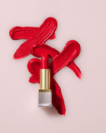 أحمر شفاه إليزابيث آردن باللون الأحمر الحقيقي