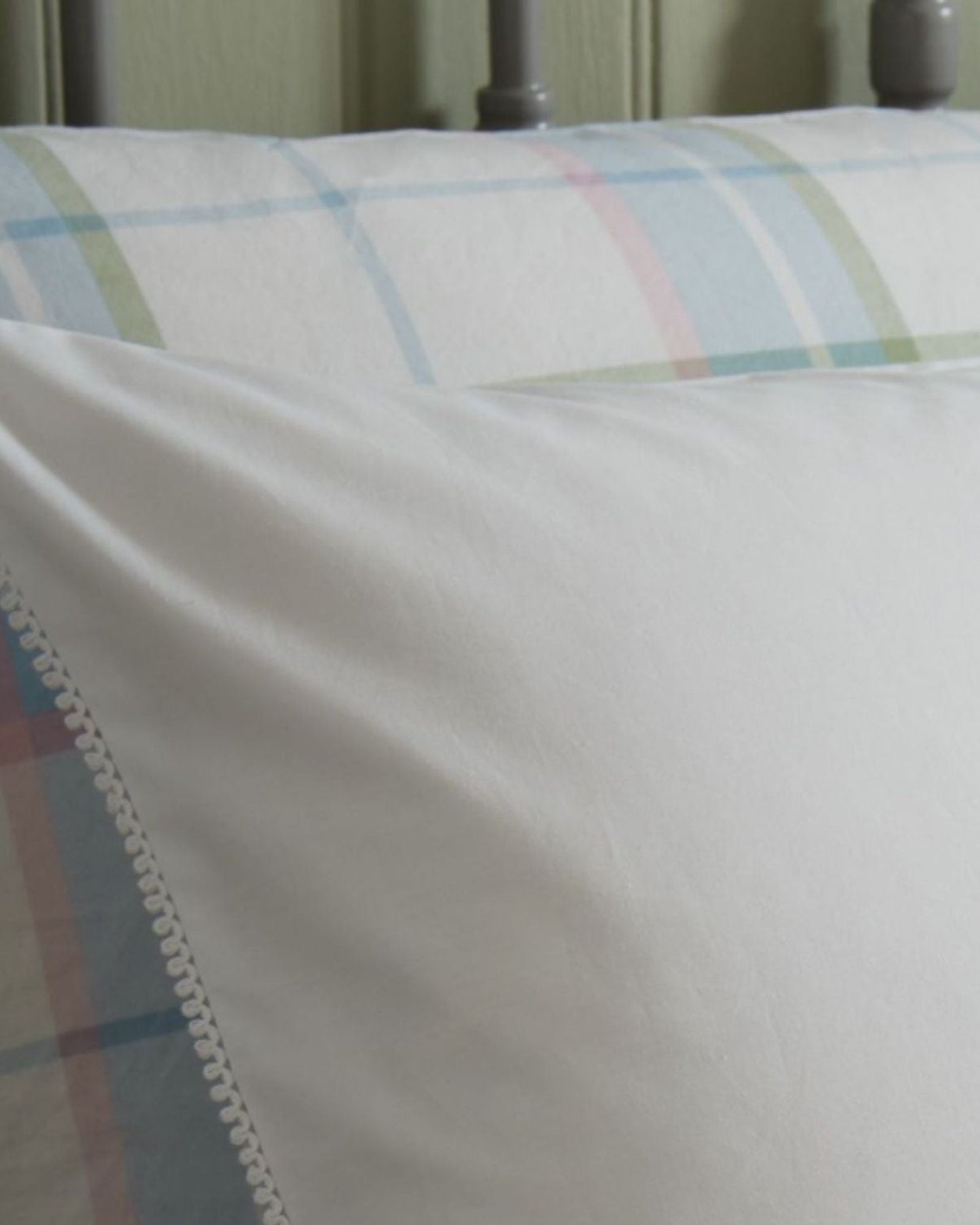 طقم غطاء لحاف "ريان" من لورا آشلي باللون الأبيض