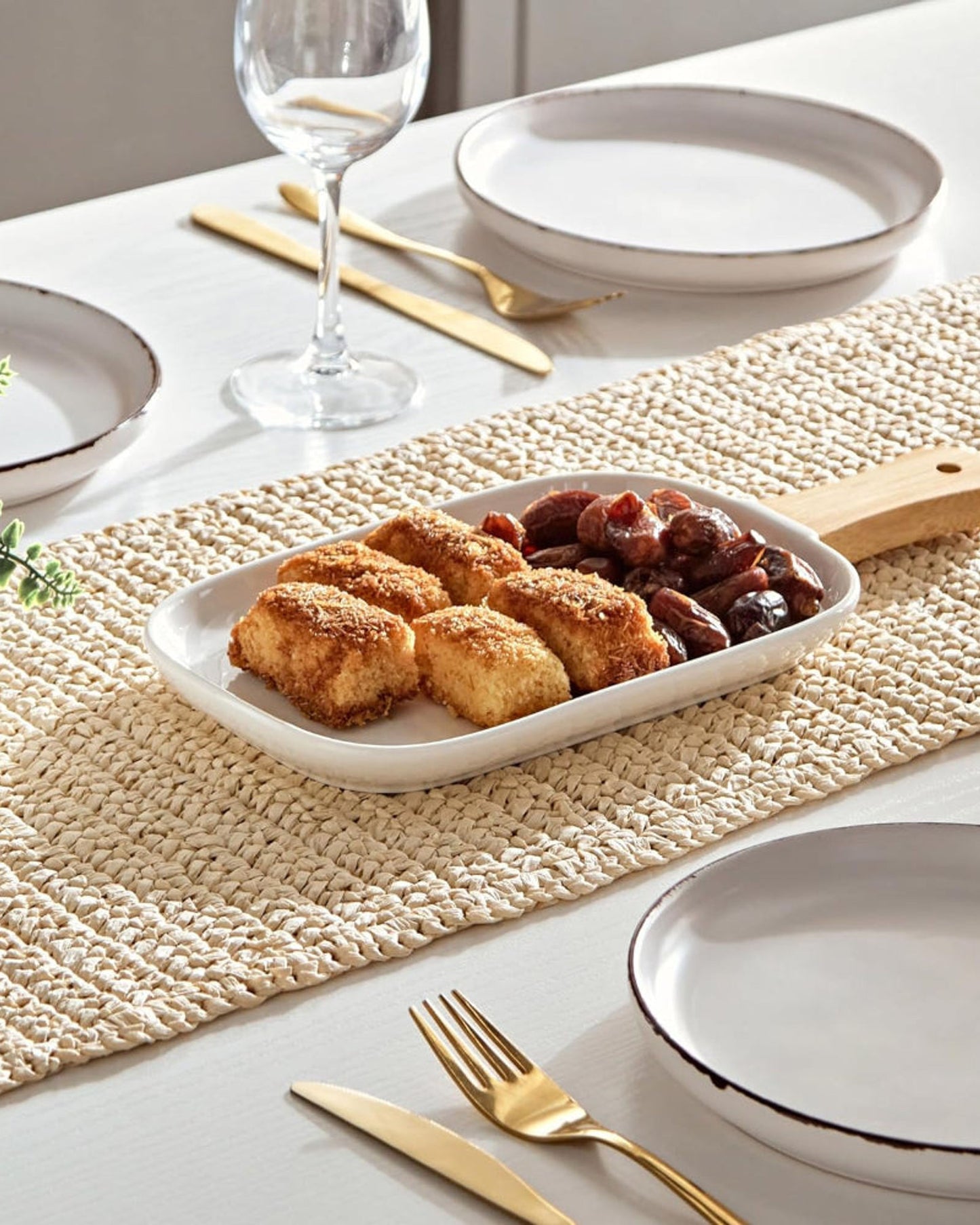 طبق سيراميك بورسلين ضحل بمقبض من الخيزران - أدوات مائدة فاخرة، 35×15×2.3 سم، أبيض - بني