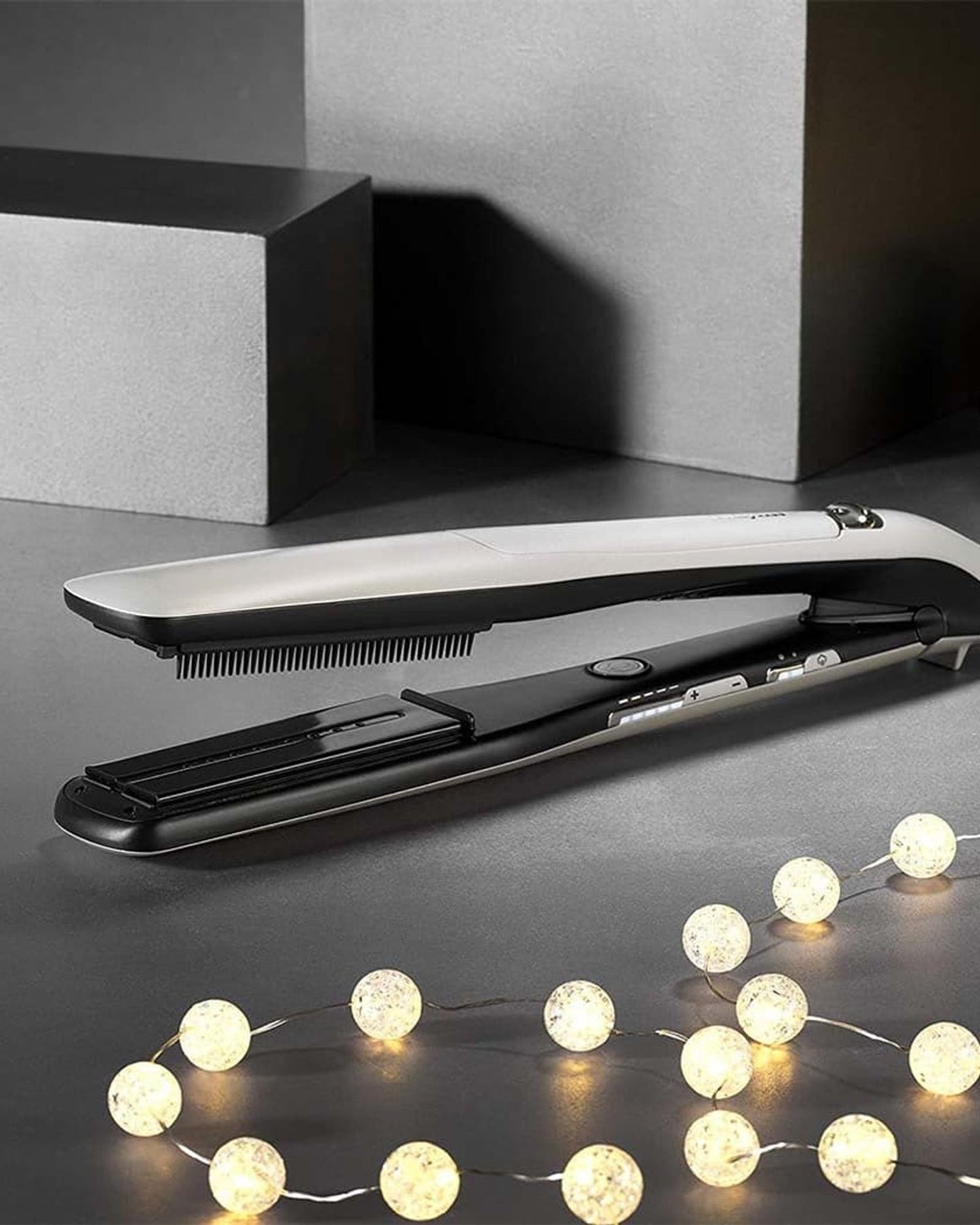 مكواة فرد الشعر الاحترافية "ستيم لاستر" من "بابيليس" | لوحة تسخين سيراميكية متطورة بعرض 36 مم | 5 إعدادات حرارة من 170 إلى 210 درجة مئوية | تقنية البخار المحيطي بزاوية 360 درجة لشعر ناعم | ST595SDE (فضي)
