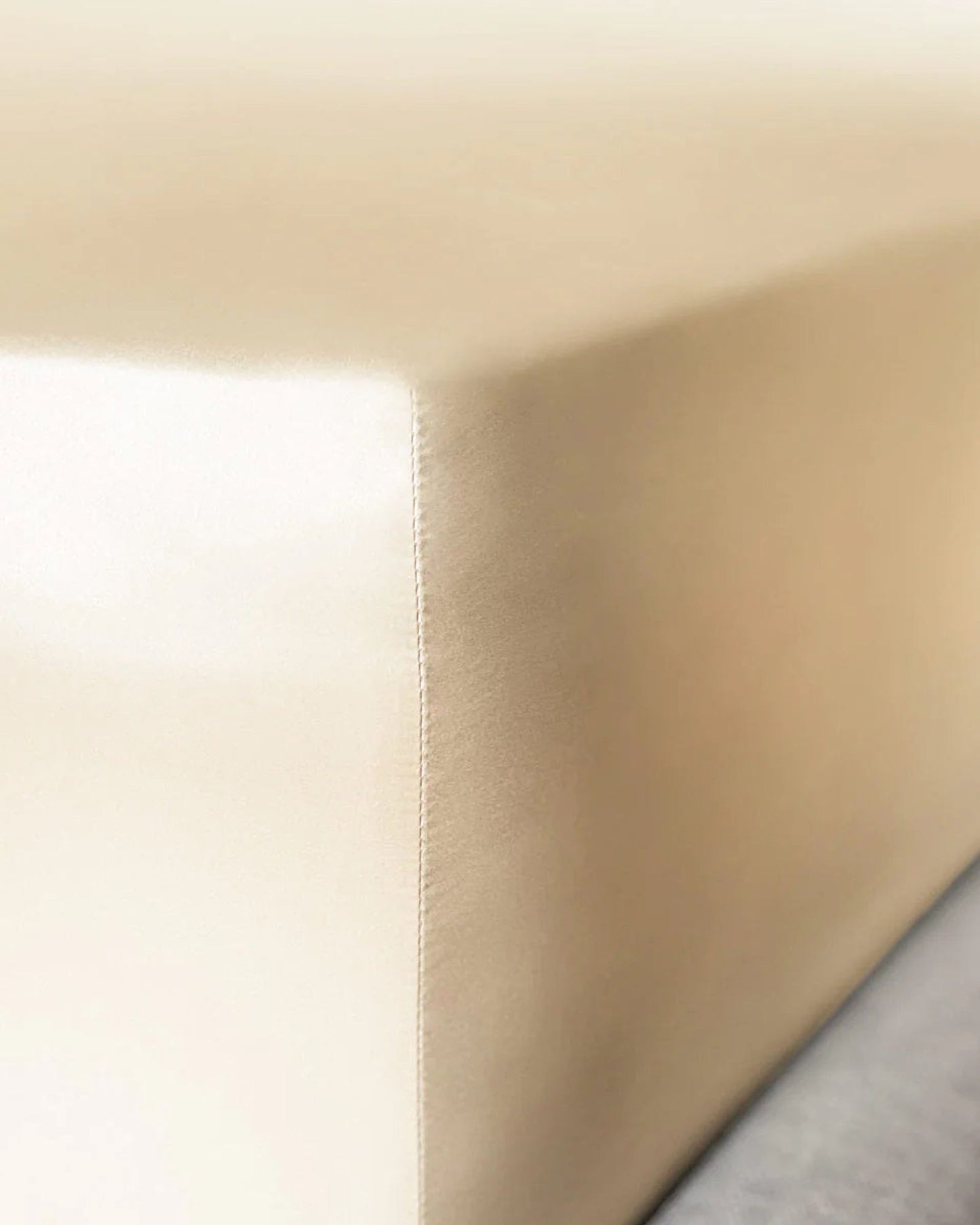 بياضات أسرّة "حرير التوت" من مايفيرسيلك باللون الكريمي (الشمبانيا)