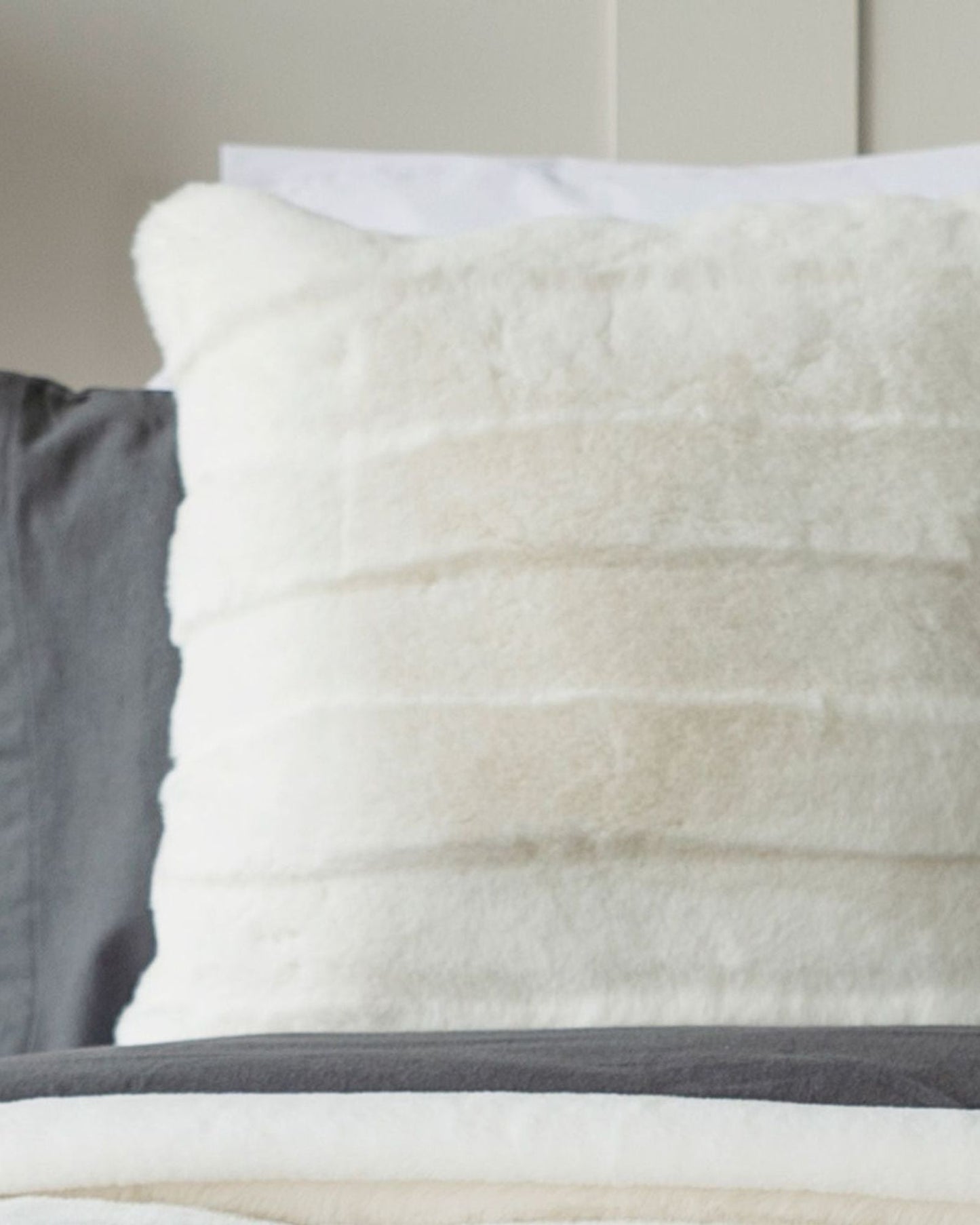 وسادة بيلدورم "ألاسكا" المحشوة بالفرو في الثلج