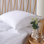 وسادة كريستي "ساتين تاتش" المحشوة المضادة للحساسية - ناعمة إلى متوسطة