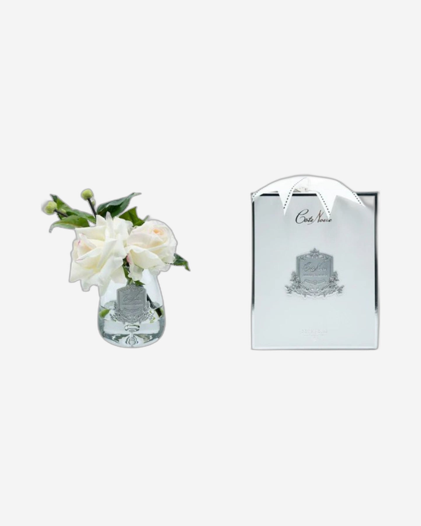 باقة وردة ممزقة في مزهرية زجاجية مع زهور حريرية اصطناعية