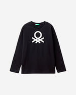 تي شيرت بأكمام طويلة مع شعار