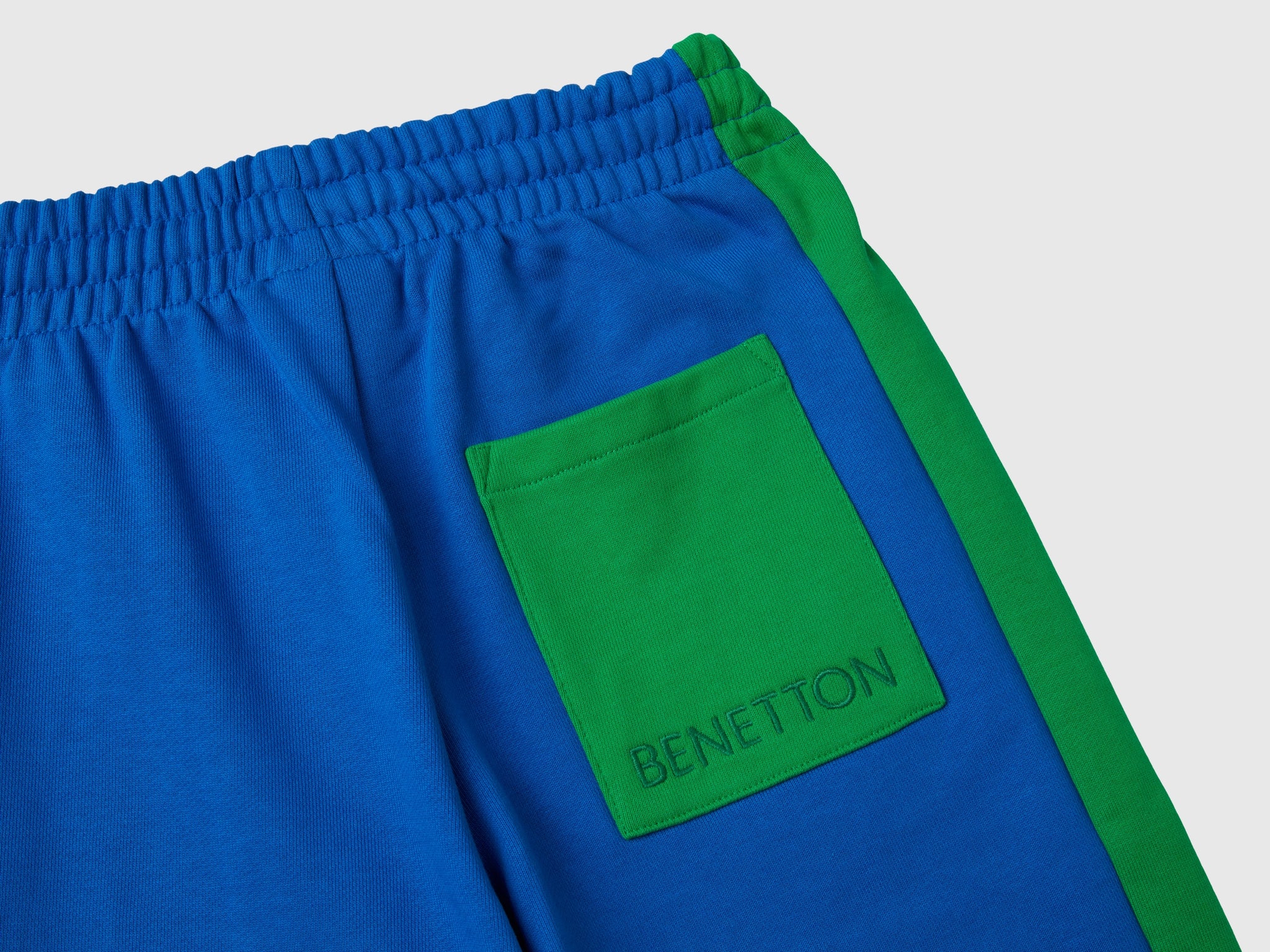 بنطلون رياضي مناسب للبالون مع أشرطة جانبية