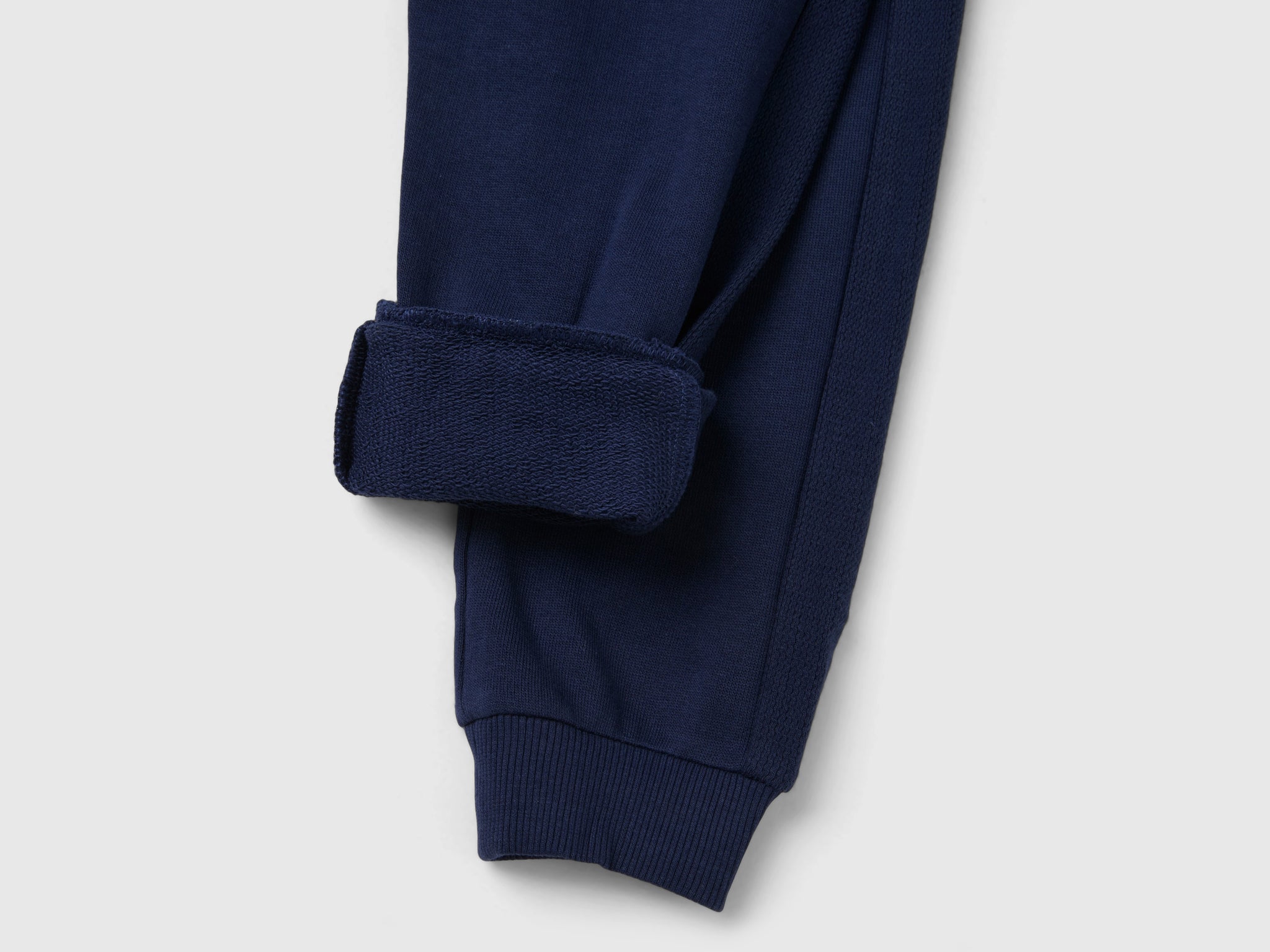 بنطلونات رياضية عادية