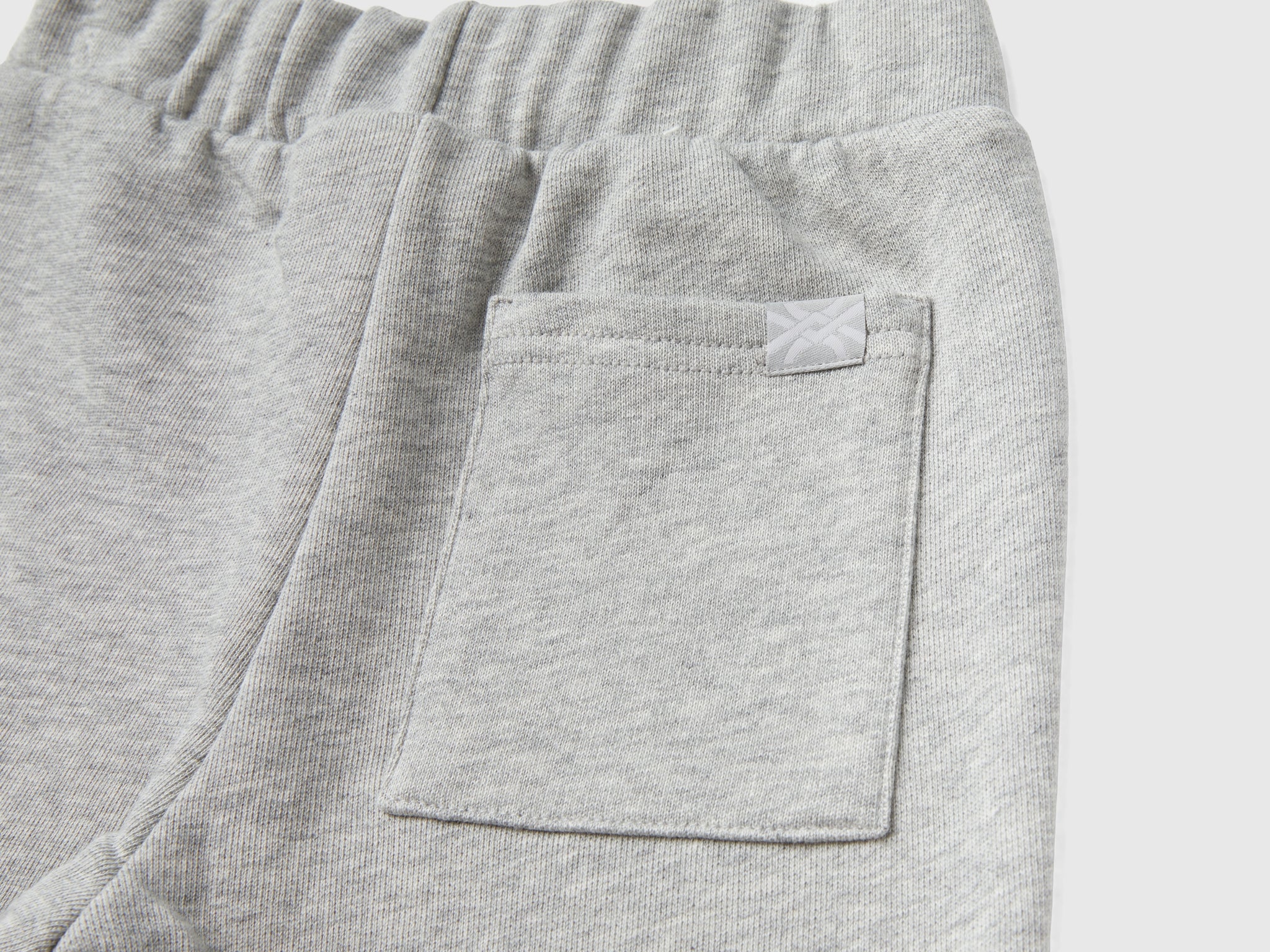 بدلة رياضية مع شعار