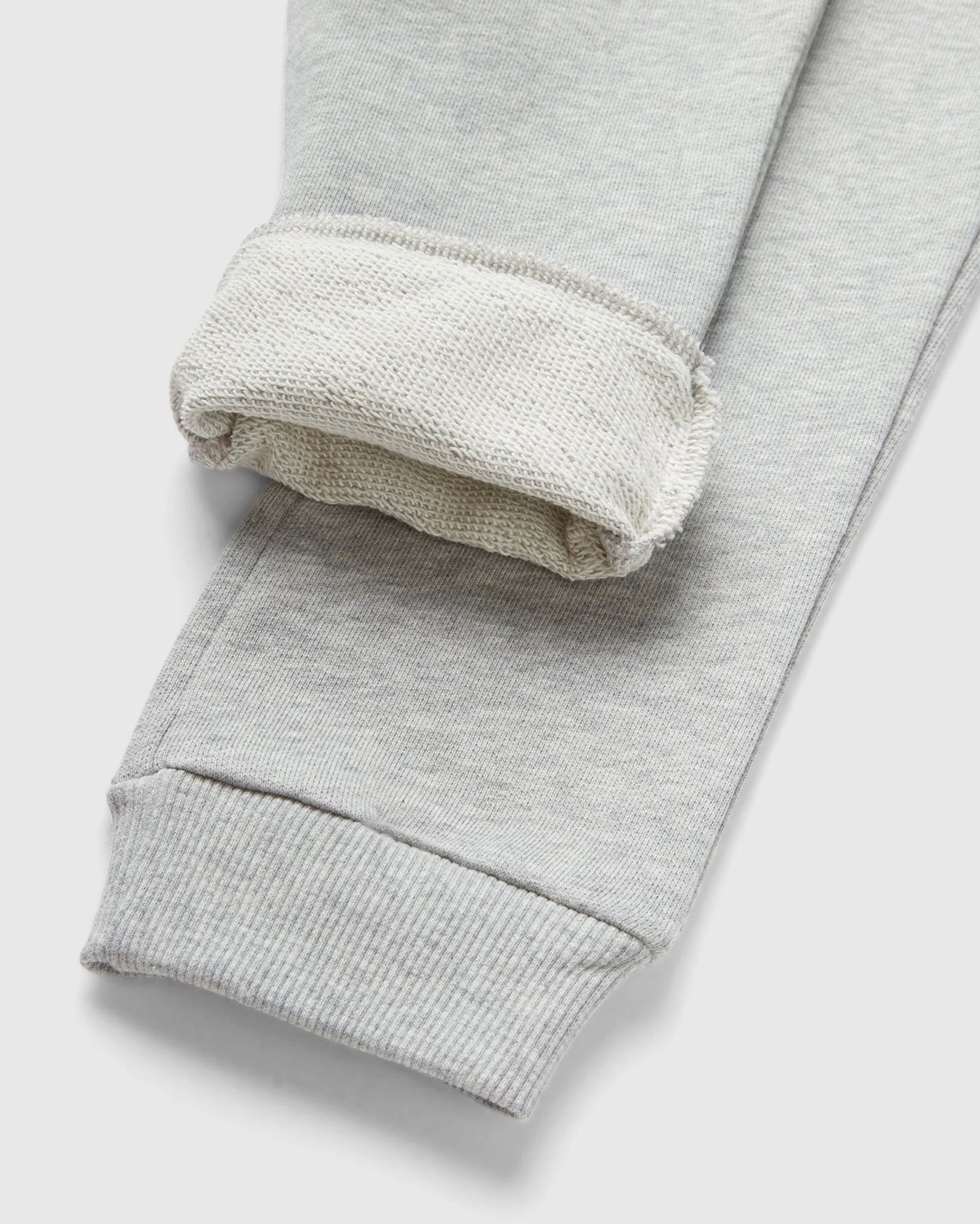 بدلة رياضية مع شعار