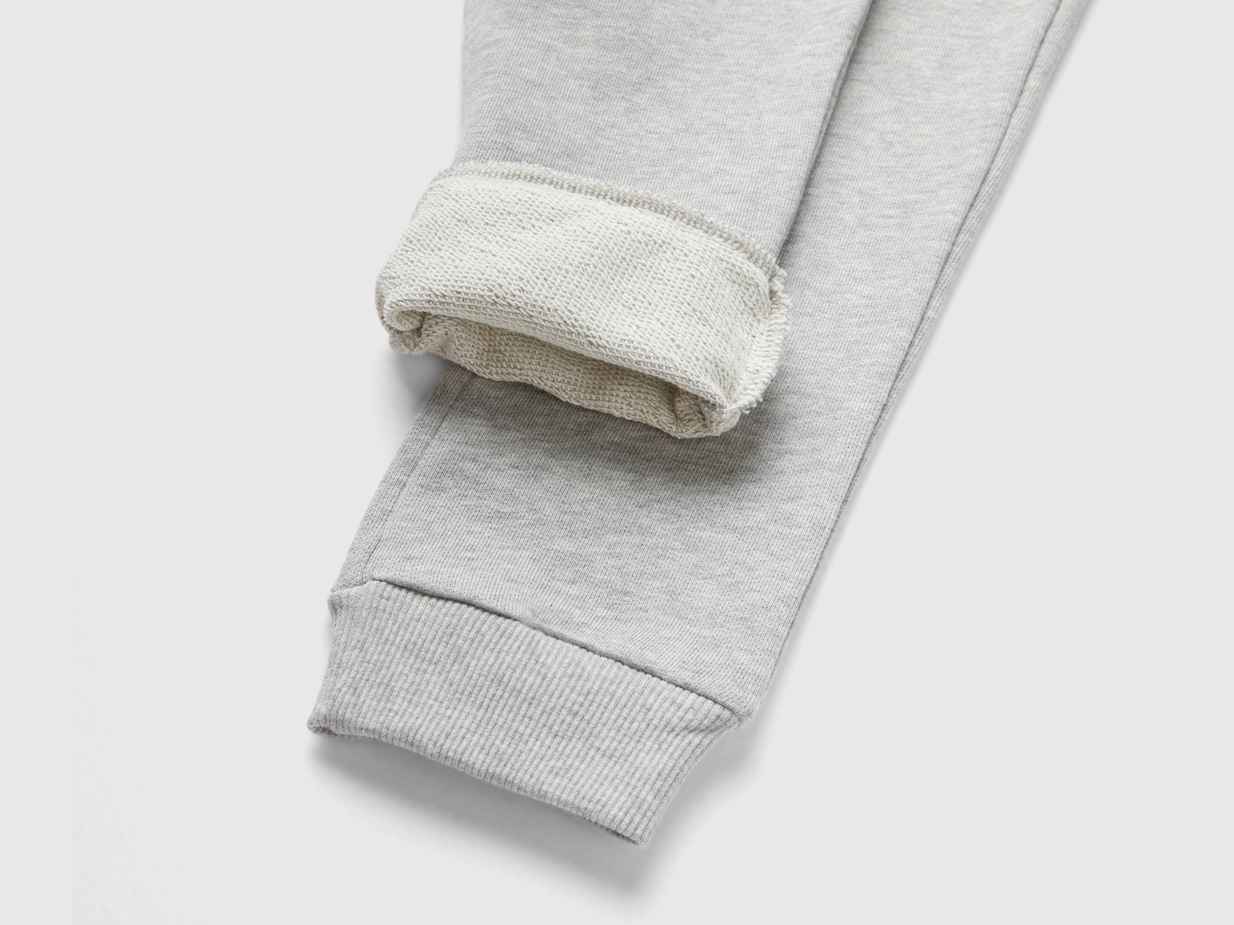 بدلة رياضية مع شعار