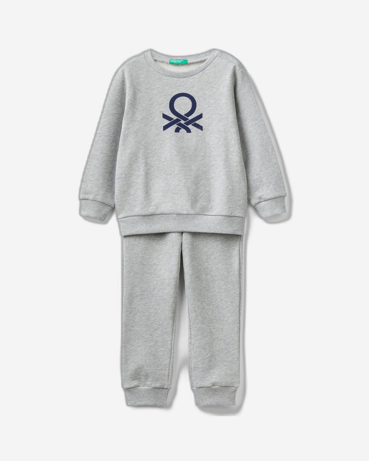 بدلة رياضية مع شعار