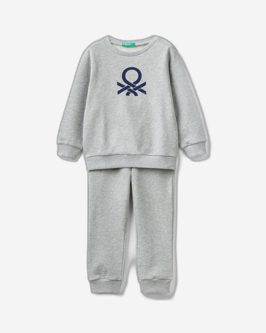 بدلة رياضية مع شعار