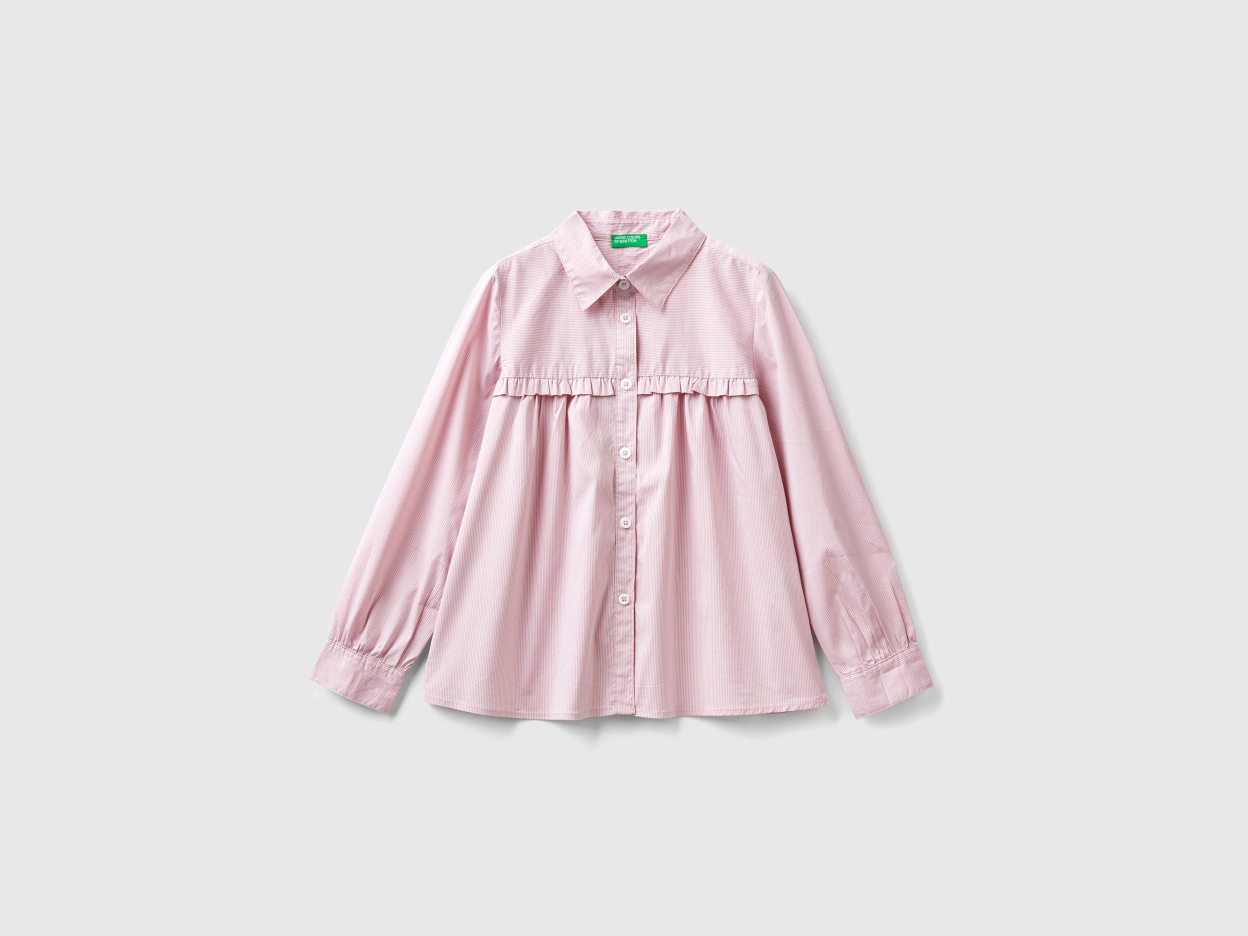 قميص مع ثنيات على النير