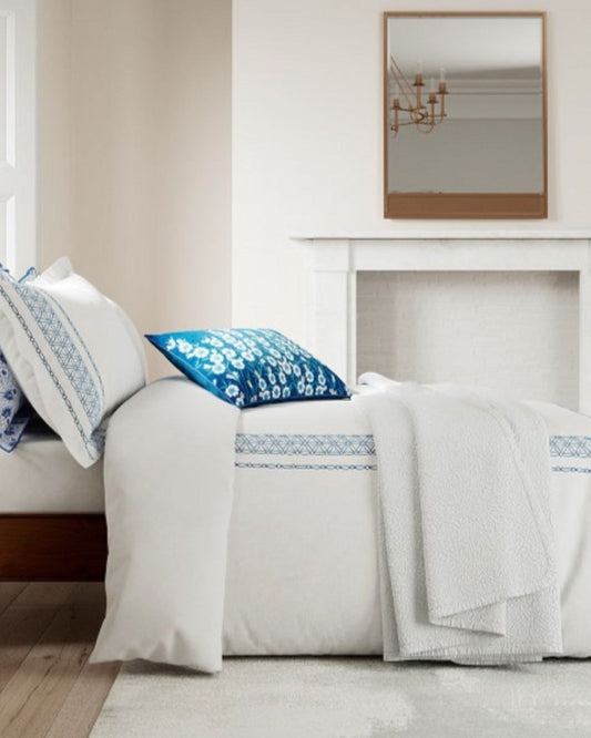 غطاء لحاف "نينوا" من مجموعة V &amp; A باللونين الأزرق والأبيض