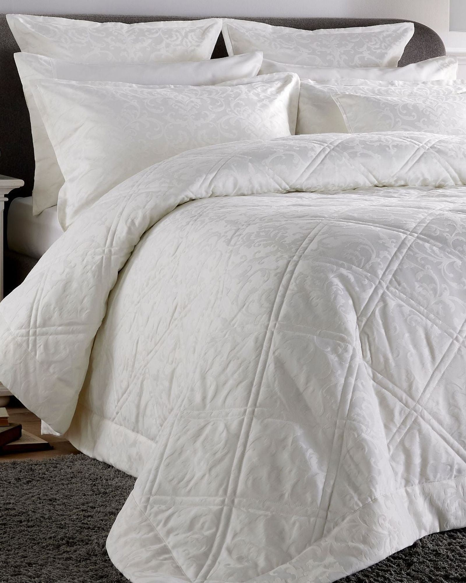 طقم أغطية سرير جاكار "فينيس" من كريستي باللون الأبيض