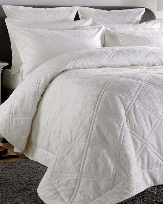 طقم أغطية سرير جاكار "فينيس" من كريستي باللون الأبيض