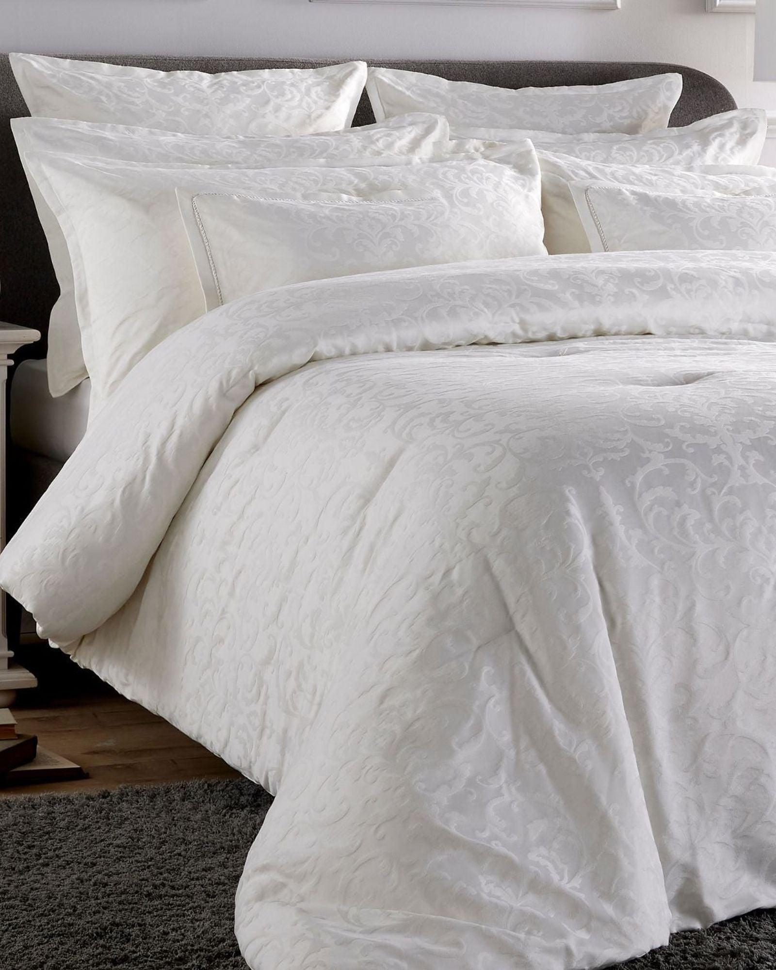 طقم لحاف جاكار "فينيس" من كريستي باللون الأبيض