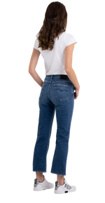 رايا بقصة واسعة من الأسفل