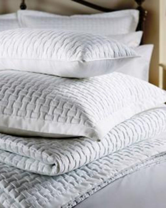 غطاء ووسادة كريستي "ويندسور" المزخرف - باللون الأبيض