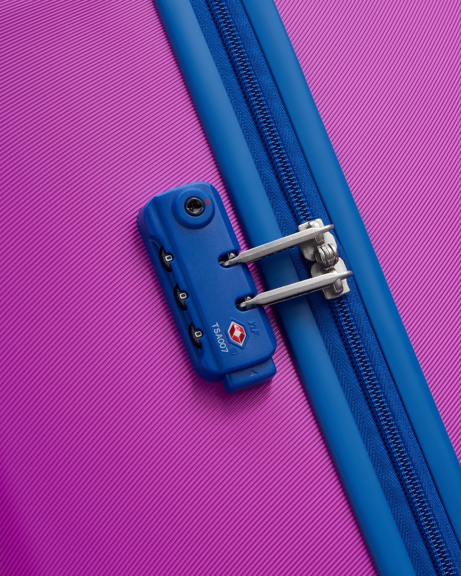 عربة أمتعة UCOB Fabrica 4 ذات العجلات المزدوجة والغطاء الصلب غير القابل للتمدد