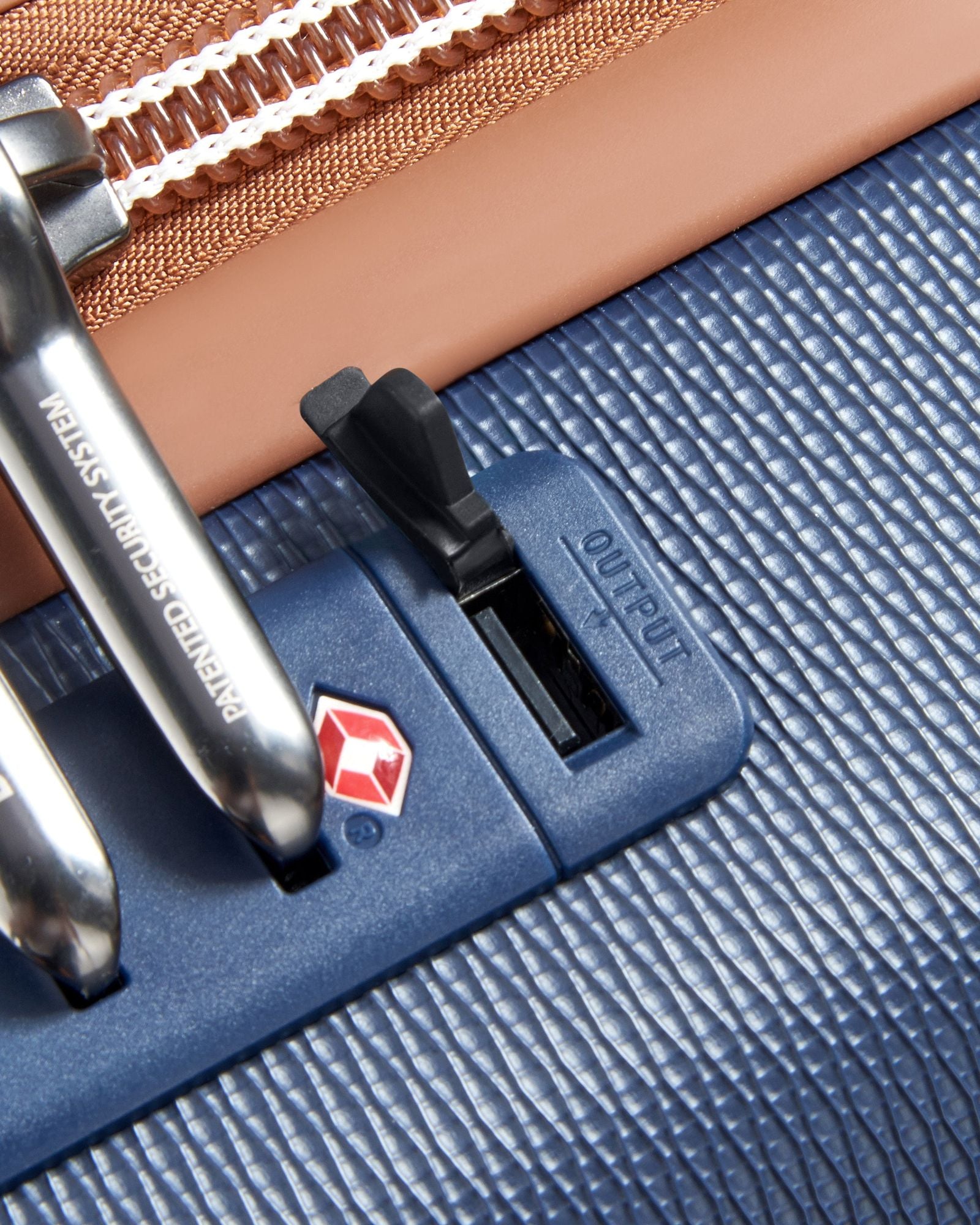 حقيبة سفر ديلسي باريس شاتليه إير ٢.٠ صلبة غير قابلة للتمدد بأربع عجلات مزدوجة