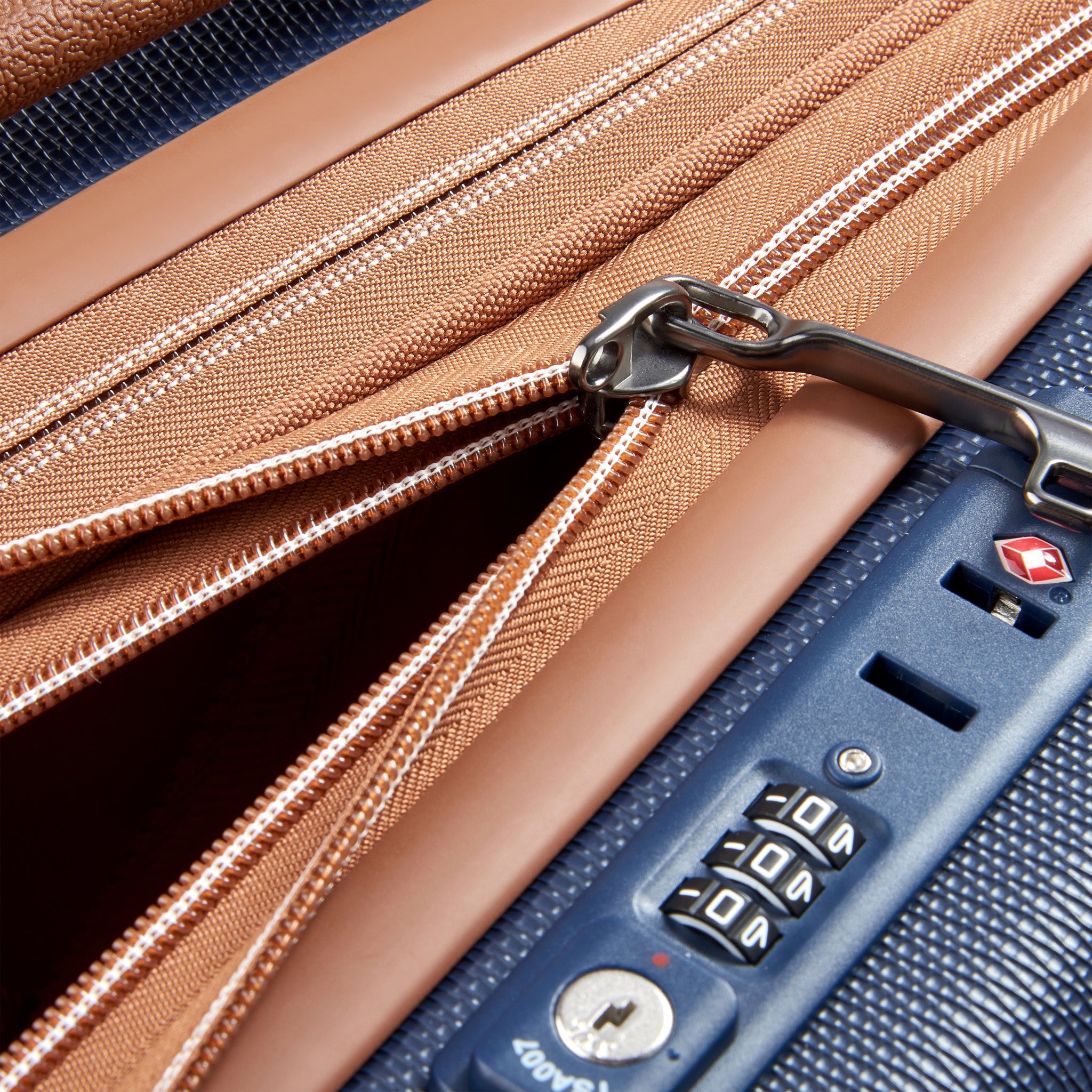 حقيبة سفر ديلسي باريس شاليت إير 2.0 بعجلات مقاس 55 سم مع فتحة أمامية - أزرق داكن